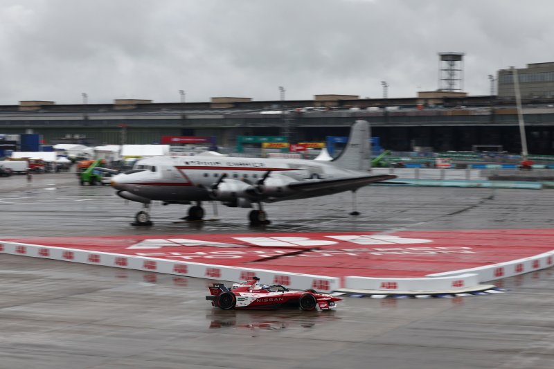 Other image for Rowland set to lift trophy at London finale race